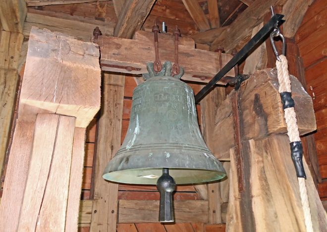 Die Glocke der Burgbergkapelle, gegossen im Jahre 1920 von F. Otto in Bremen-Hemelingen. Im Jahre 2020 erhielt die 125 kg schwere Glocke einen neuen Klöppel sowie einen Läutearm mit Ausgleichsgewicht (siehe Bild).